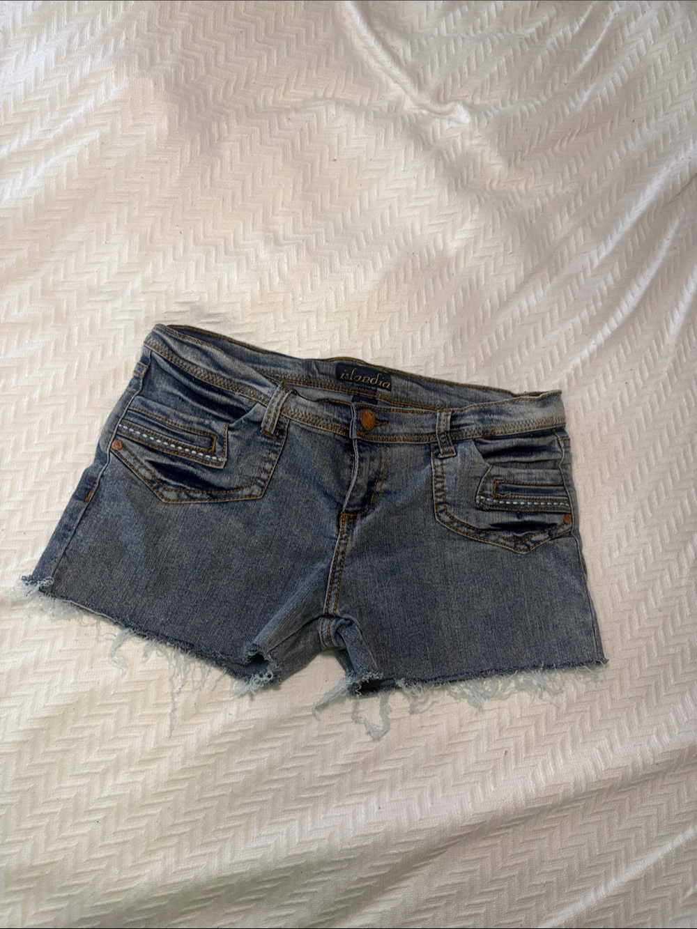 Low-Rise Frayed Hem Denim Shorts in Faded Blue